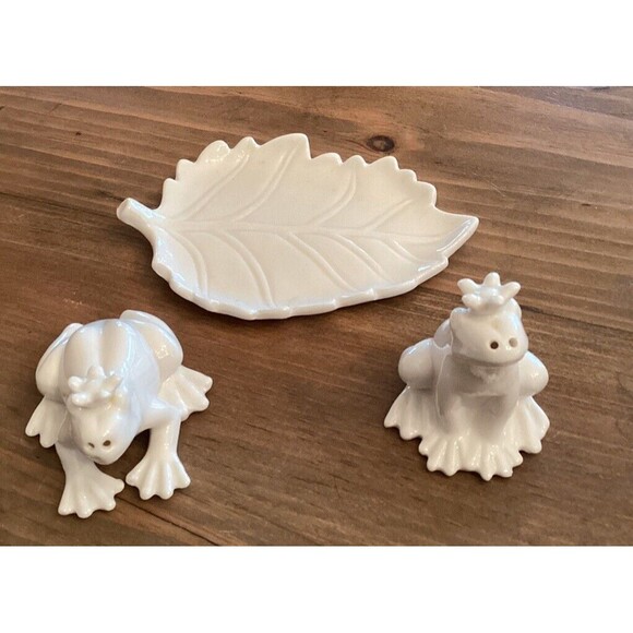 FROGS ON A LILY PAD WHITE CERAMIC SALT AND PEPPER SHAKERS - Picture 3 of 5